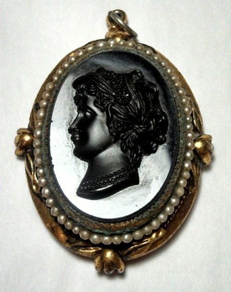 Vintage Jewelry - Victorian Locket cameo Pendent 40s does revival Vintage Jewelry - Victorian Locket cameo Pendent 40s does revival